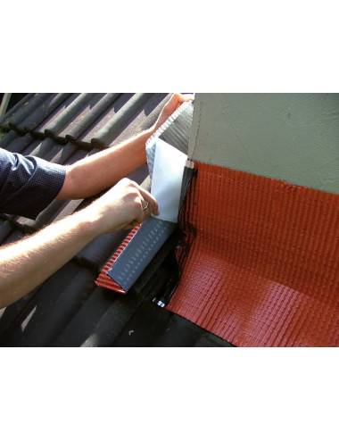 Raccordo autoadesivo per tetti – Alternativa a piombo, rame e zinco